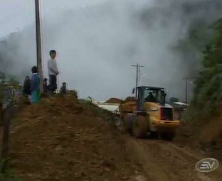 Dos niños atrapados por deslizamiento de tierra en Carchi