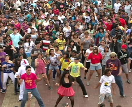 El &#039;Gangnam Style&#039; causó furor con el flashmob más grande de Guayaquil