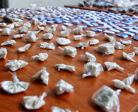 Policía decomisa 435 kilos de cocaína camuflada en tubos de hierro