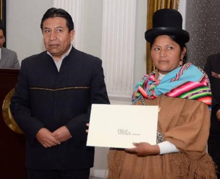 Bolivia nombra por primera vez a una indígena aymara como embajadora