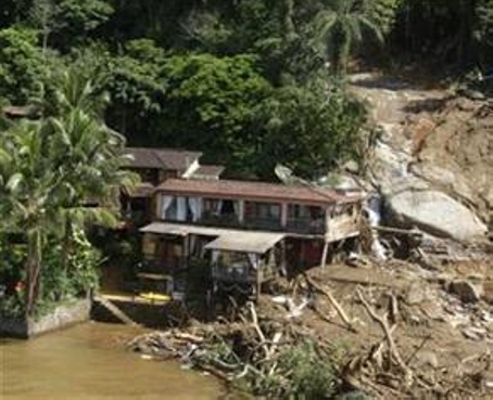 Deslizamientos destruyen dos casas en Azuay