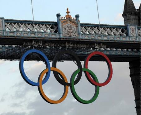 La antorcha olímpica surca el Támesis antes de dirigirse al Estadio Olímpico