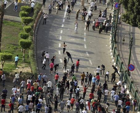 Al menos 200 heridos en choques entre partidarios y detractores de Mursi