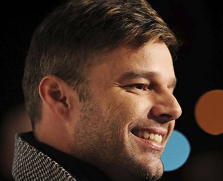 Fans simpatizan con Ricky Martin tras quedarse fuera de casa en ropa interior