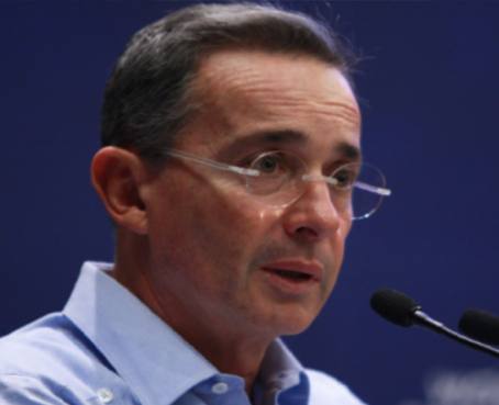 Uribe afirma que paz con FARC traerá modelo de los Castro y Chávez a Colombia