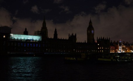 El mundo apaga sus luces por la hora del planeta