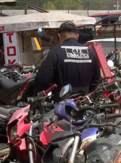 Imagen de varios vehículso en un patio de retención vehicular de Ecuador.