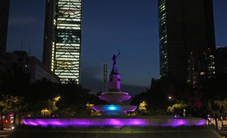 Monumentos amanecen de color rosa por lucha contra el cáncer de mama