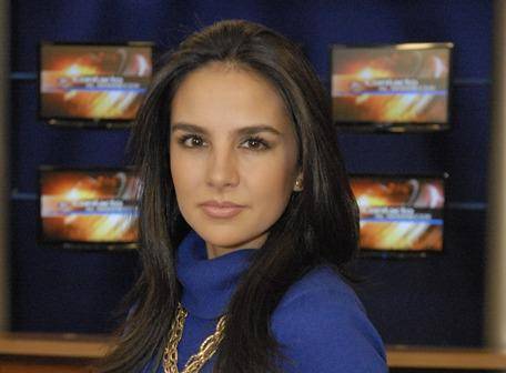 Imagen de archivo de Estéfani Espín de joven. De fondo, el logo del programa político de Ecuavisa, Contacto Directo.