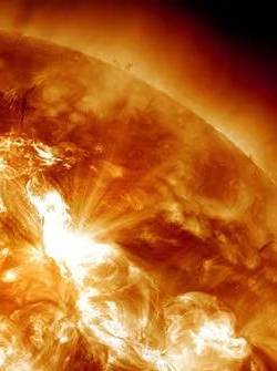 Fotografía de la NASA tomada por el Observatorio de Dinámica Solar (SDO), en la que se observa una erupción solar.