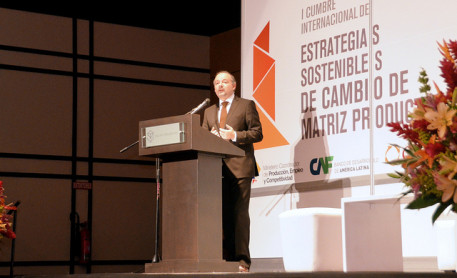 Ecuador busca reducir las importaciones en el 2014