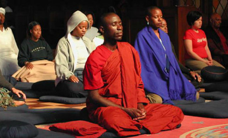 La meditación ayuda a curar los traumas de los refugiados africanos
