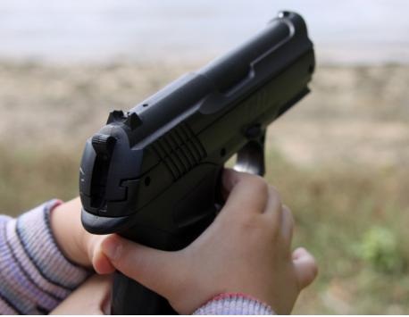 Niño de 2 años mata accidentalmente de un tiro a una mujer en EEUU