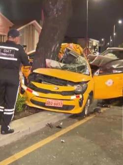 Fotografía del siniestro de tránsito que dejó a un taxista atrapado en Guayaquil.