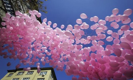 Monumentos amanecen de color rosa por lucha contra el cáncer de mama