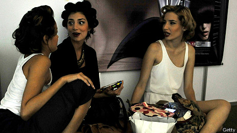 ¿Realmente las mujeres hablan más que los hombres?