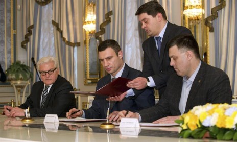 Yanukóvich y oposición ucraniana firman acuerdo de paz
