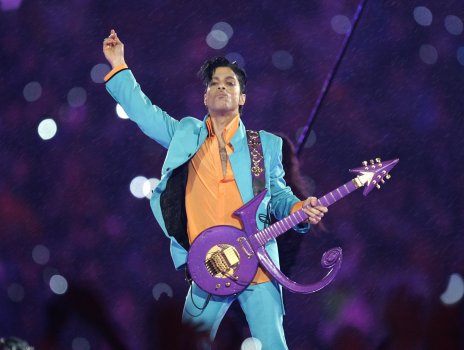 Fanáticos acuden al Salón de la Fama del Rock en el Día de Prince