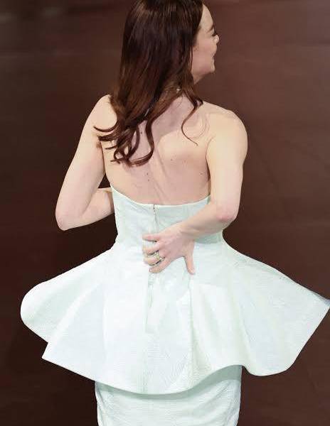 Emma Stone mostrando su vestido roto.