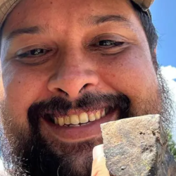 Roberto Vargas dejó su trabajo terapeuta de salud mental para dedicarse a recorrer el mundo en busca de rocas caídas del espacio.