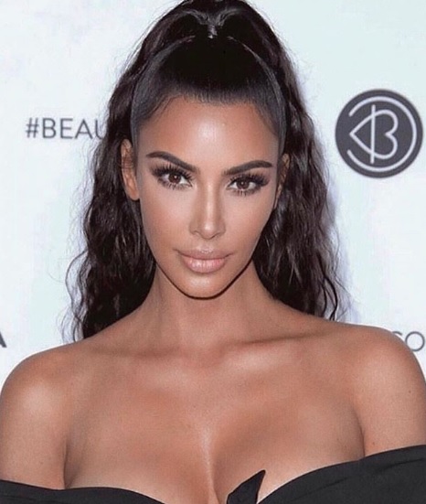 Kim Kardashian comparte fotos cocinando en ropa interior