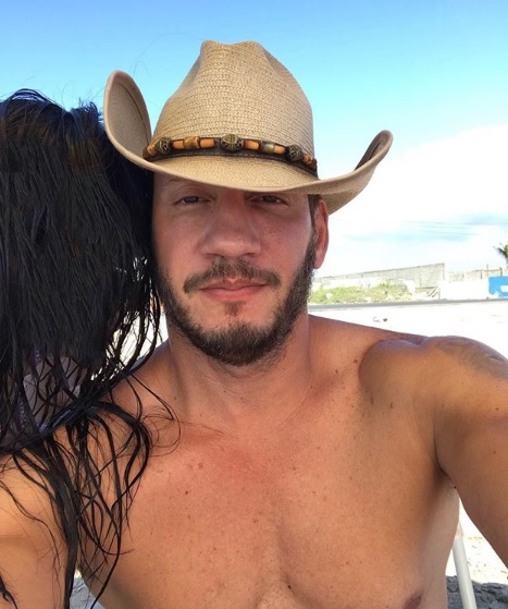 AU-D se maquilla para “abrazar su lado femenino”