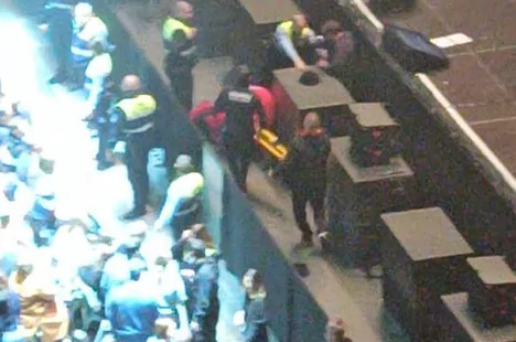 Evacúan en camilla a Joaquín Sabina tras caerse de escenario en Madrid