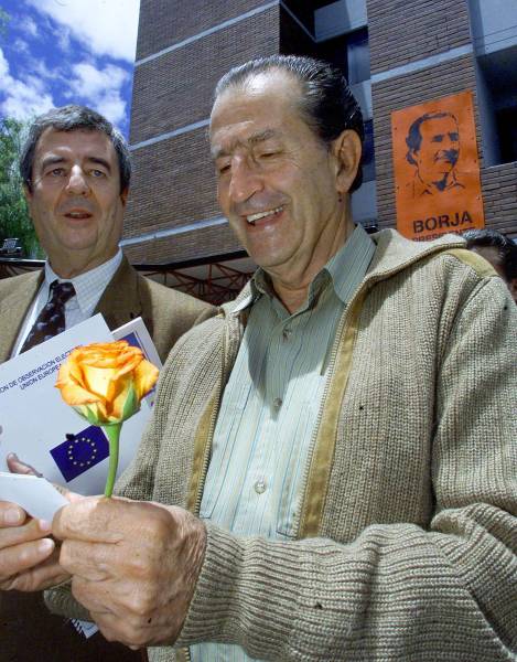 Rodrigo Borja en la sede de la Izquierda Democrática, en Quito.