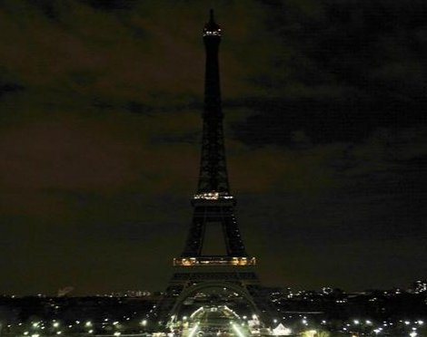 Monumentos emblemáticos de París celebraron la ‘Hora del Planeta’