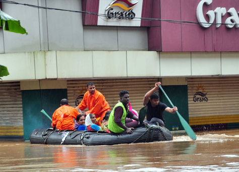 Al menos 106 muertos tras inundaciones en India