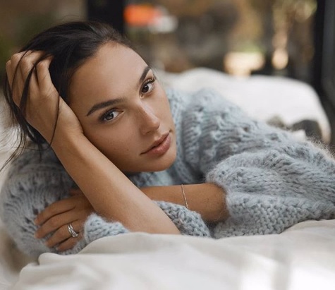 Gal Gadot reúne a celebridades para cantar en un video en medio del brote de Covid-19