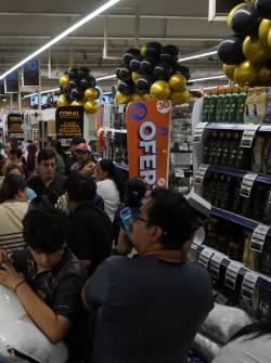 Guayaquil, jueves 27 de noviembre del 2025Desde tempranas horas compradores colmaron el hipermercado Coral, ubicado en la avenida Carlos Julio Arosenena, aprovechando las ofertas del Black Friday Fotos: CÃ©sar MuÃ±oz/API