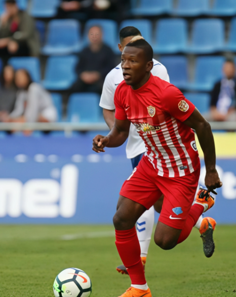 Pervis Estupiñán con los coles del UD Almería de España