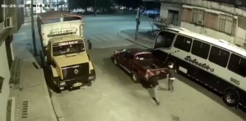 Sujetos empujan camioneta y la roban en Babahoyo