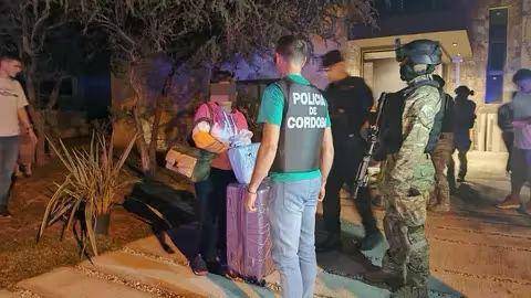 Momento en que la Policía de Córdoba ingresa a la vivienda.