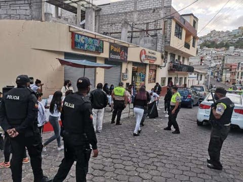 Aglomeraciones no disminuyen en Quito a pesar de controles