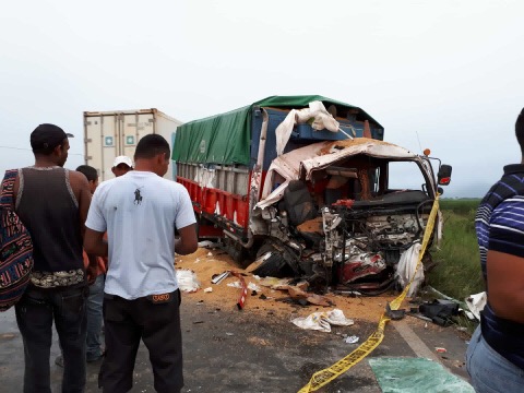 Dos muertos por una triple colisión en Guayas