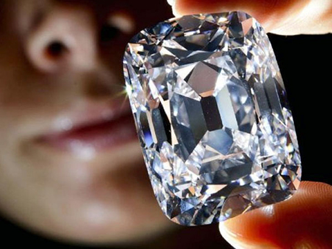 Subastado el diamante &quot;perfecto&quot; por USD 22 millones en Nueva York