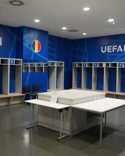 Fotografía del camerino de la Selección de Rumania totalmente limpia y ordenada