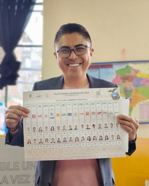 El abogado Mauro Andino muestra por quién votó.