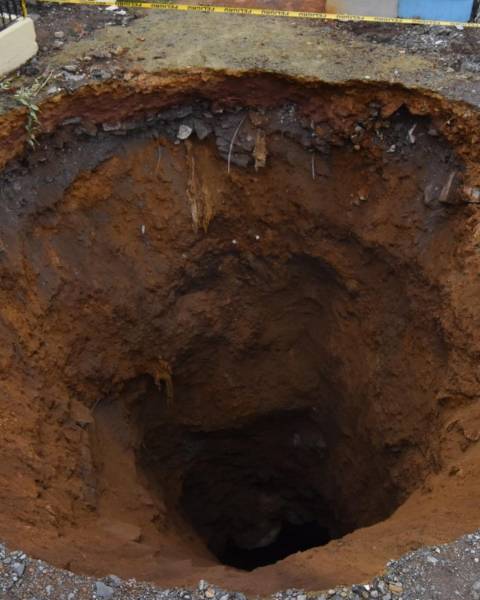 El socavón en el cementerio municipal tiene algunos metros de profundidad.