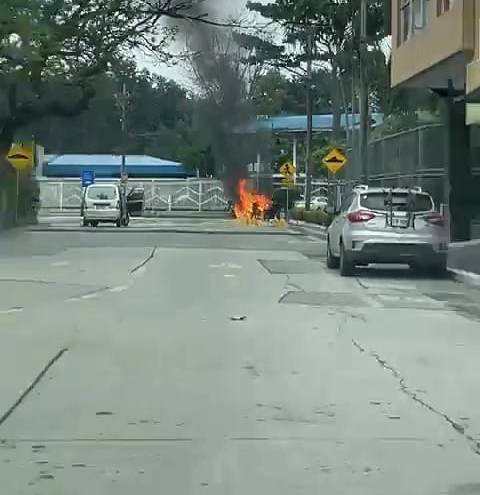 Imagen de un vehículo incendiado en las cercanías de un centro comercial de Guayaquil.