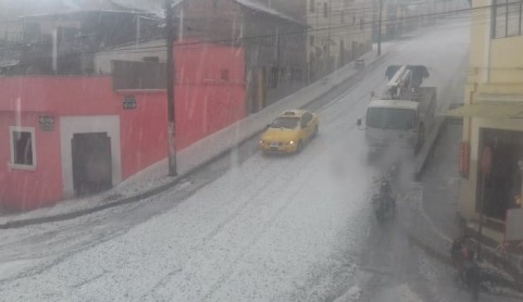 Acumulación de hielo en el Centro Histórico de Quito