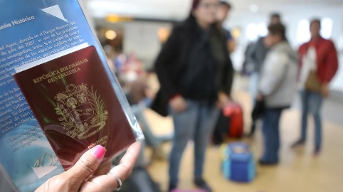 Venezolanos esperan en frontera ecuatoriana tras cambio de medida migratoria