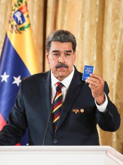 Fotografía cedida por Prensa de Miraflores donde se observa al presidente de Venezuela, Nicolás Maduro, durante un acto este miércoles en Caracas (Venezuela).