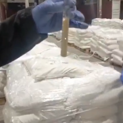 La operación se realizó en el puerto de Posorja, en Guayaquil, donde los agentes investigativos inspeccionaron tres contenedores y encontraron, con la ayuda de perros entrenados, 36 sacos con droga.