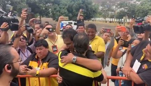 El abrazo entre Cevallos y Alfaro Moreno en las votaciones