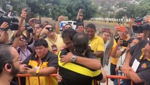 El abrazo entre Cevallos y Alfaro Moreno en las votaciones