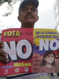Guayaquil, miÃ©rcoles 12 de noviembre 2025La UniÃ³n Nacional de Educadores UNE realizÃ³ una marcha exigiendo el pago de la mora patronal, presupuesto para la educaciÃ³n y apoyo al NO en la consulta popular.Fotos: CÃ©sar MuÃ±oz/API