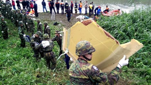 Avión se estrella en Taiwán dejando al menos 23 muertos